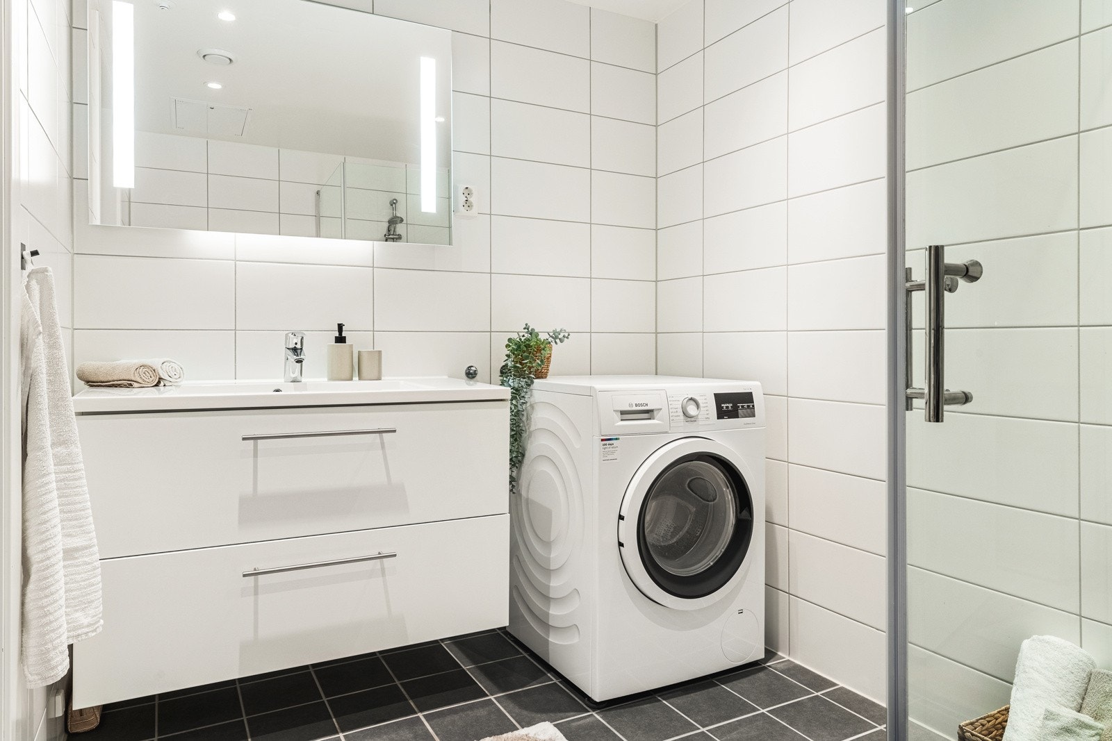 Godt med plass til vaskemaskin på bad. Galleribilde
