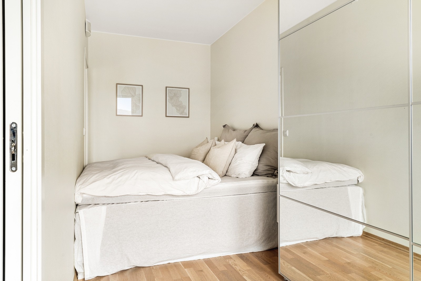 Romslig hovedsoverom på 10,4 kvm med god plass til seng og garderobeskap. Galleribilde