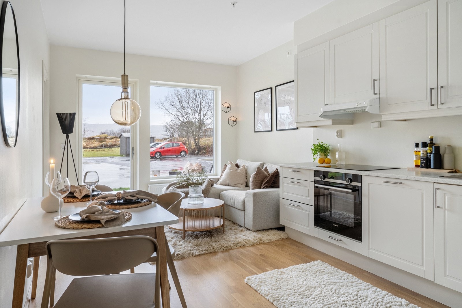 Arefjordvegen 17 presenteres av Sebastian Eide og Sigurd Walle Ramberg ved EIE Eiendomsmegling. Galleribilde