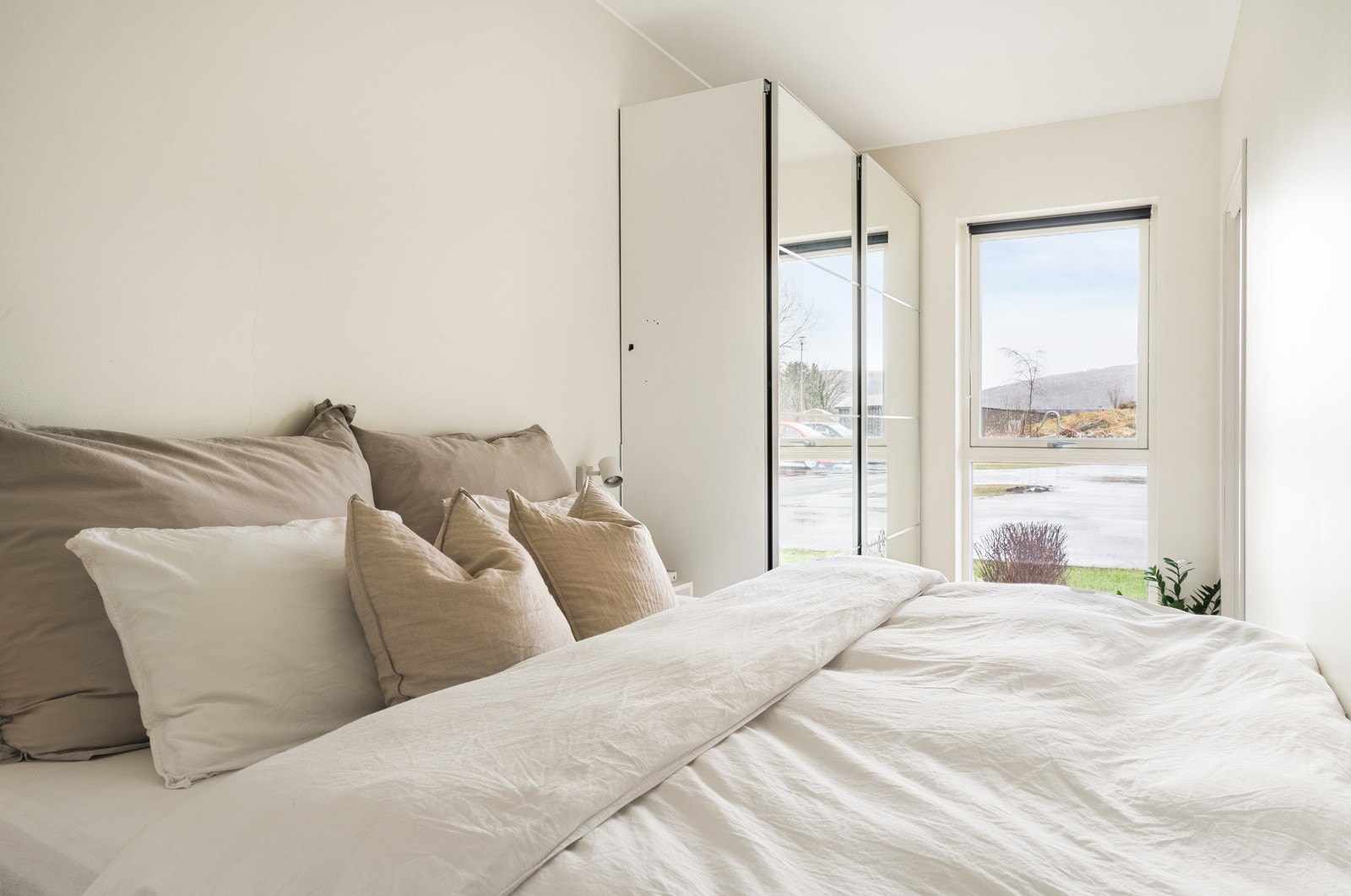 Leiligheten er malt i en lys og behagelig farge som gir god romfølelse. Galleribilde