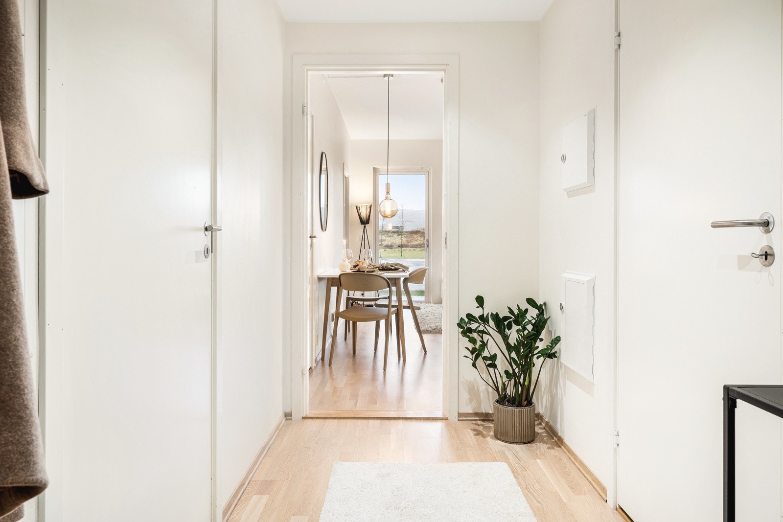 En lys og romslig gang tar deg inn til boligens soverom og baderom. Galleribilde