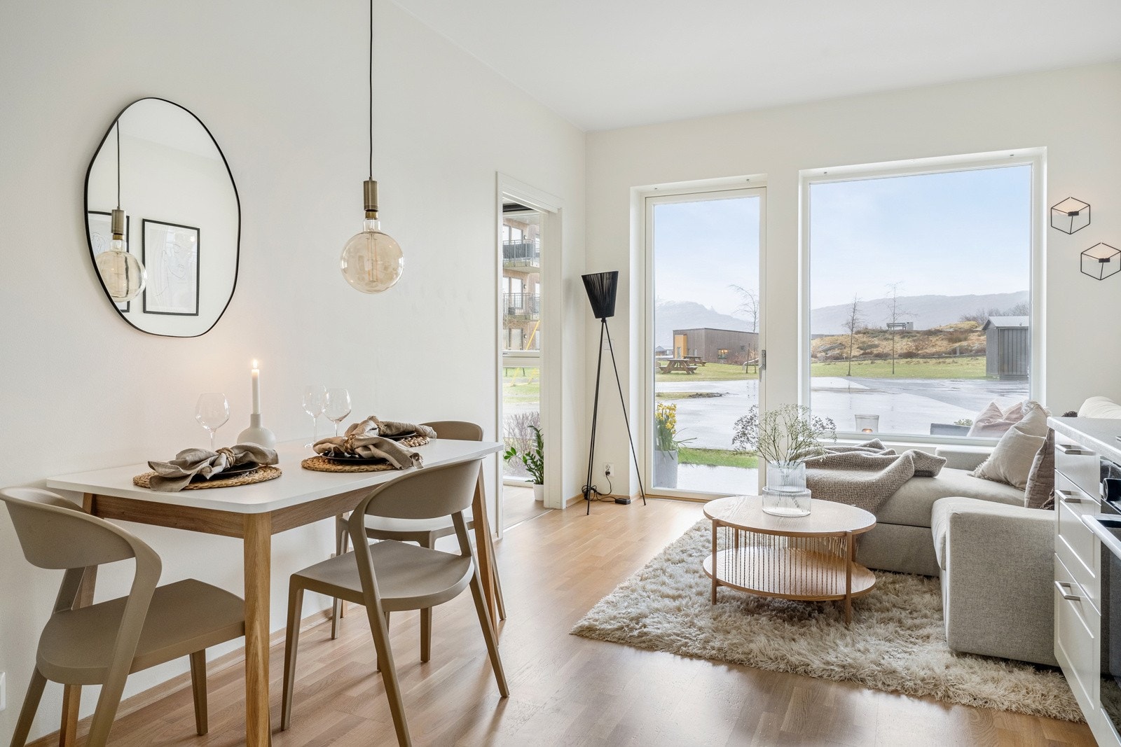 Den gode planløsningen i leiligheten gir naturlige soner for spisestue og sofagruppe. Galleribilde