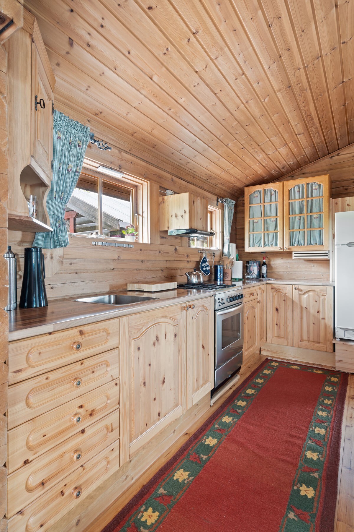 Rikelig med skap- og benkeplass på kjøkkenet Galleribilde