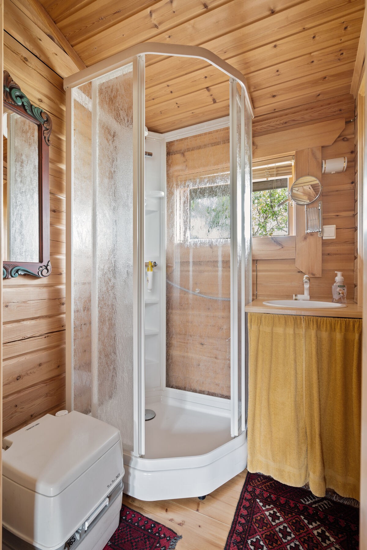 Toalettrommet er utstyrt med dusjkabinett tilkoblet 12v, pumpe og PortiPotti toalettløsning Galleribilde