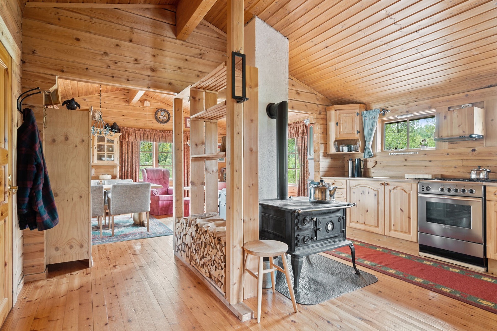 Vedfyrt kjøkkenovn, i tillegg til gassovn/komfyr på kjøkkenet Galleribilde