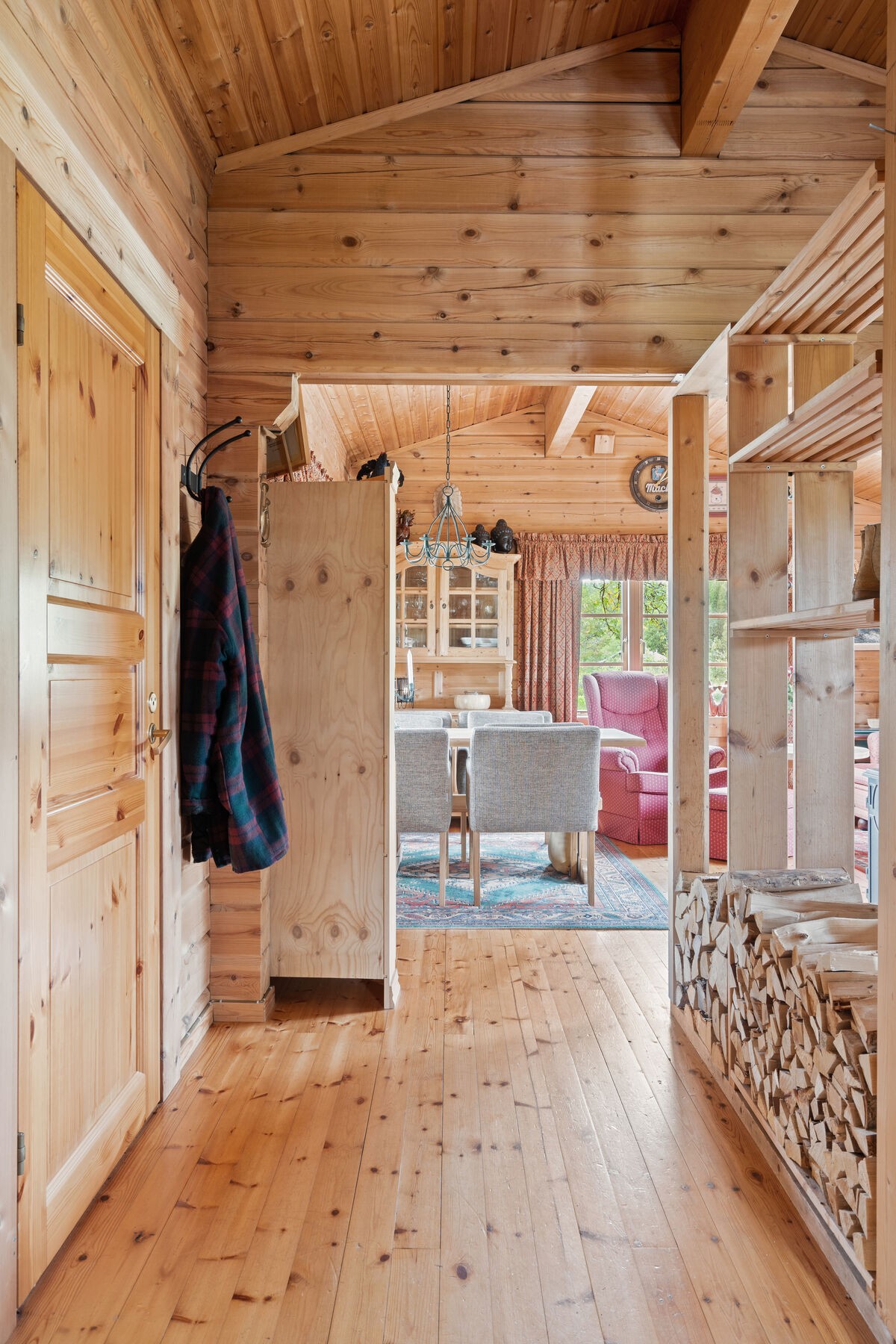 Dette bildet er tatt fra døra til soverom 2 hvor døra inn til bad-/toalettrom og gang sees til venstre i bildet Galleribilde