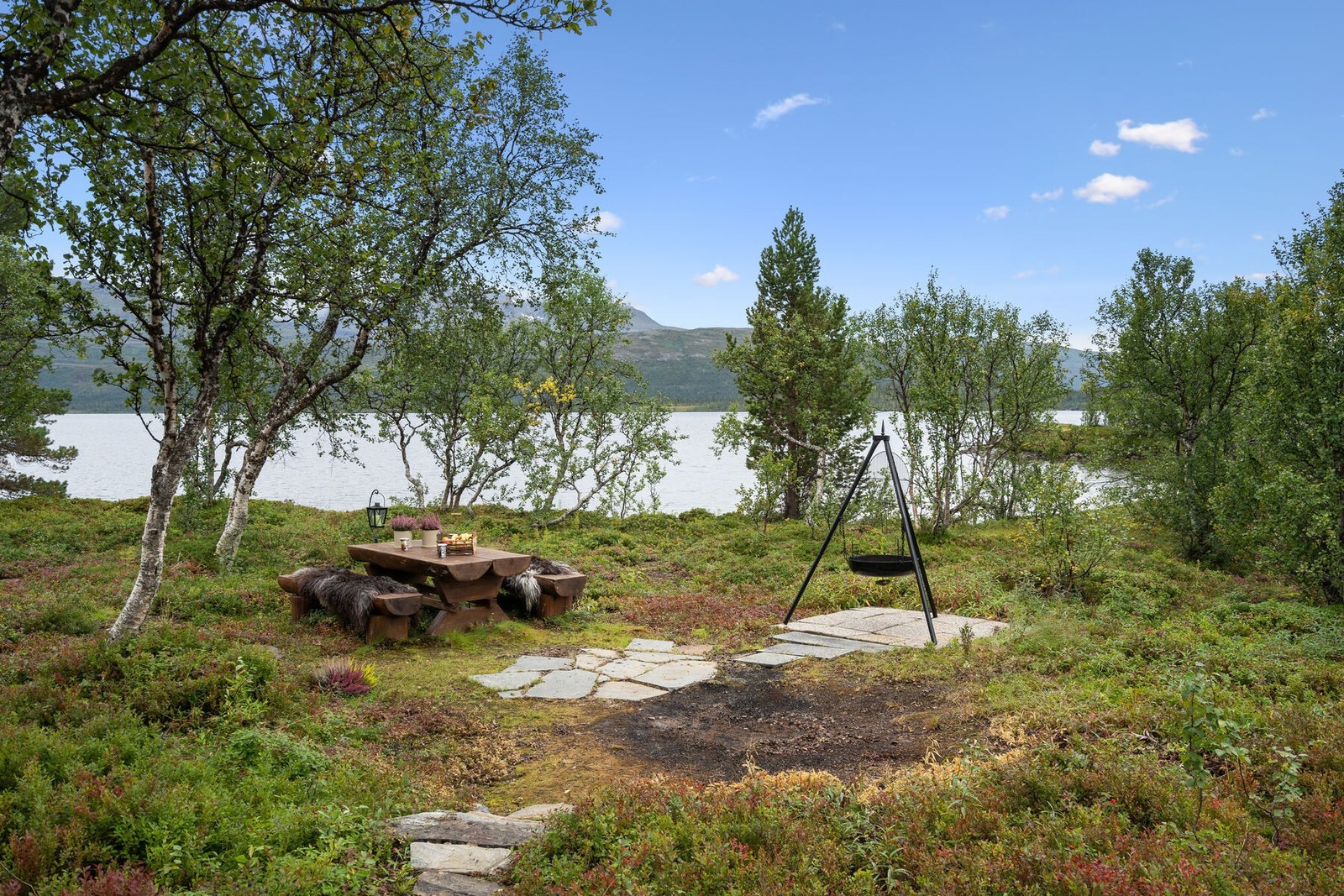 Idyllisk med egen bålplass på din egen holme i god avstand fra andre hyttenaboer Galleribilde
