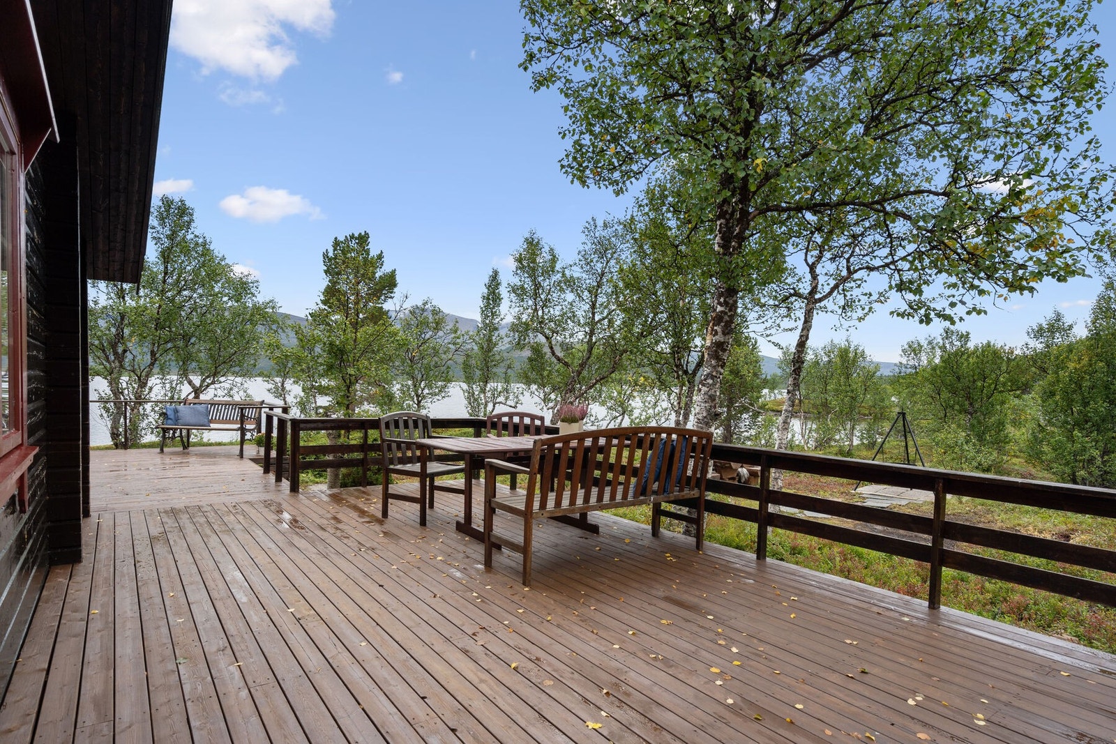 Store terrasser og medfølgende utemøbler Galleribilde