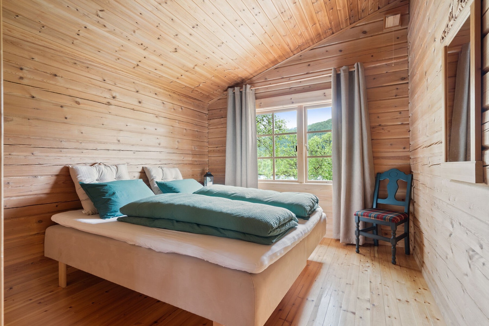 Hytta har to soverom. Begge i romslig størrelse med plass til dobbeltseng Galleribilde