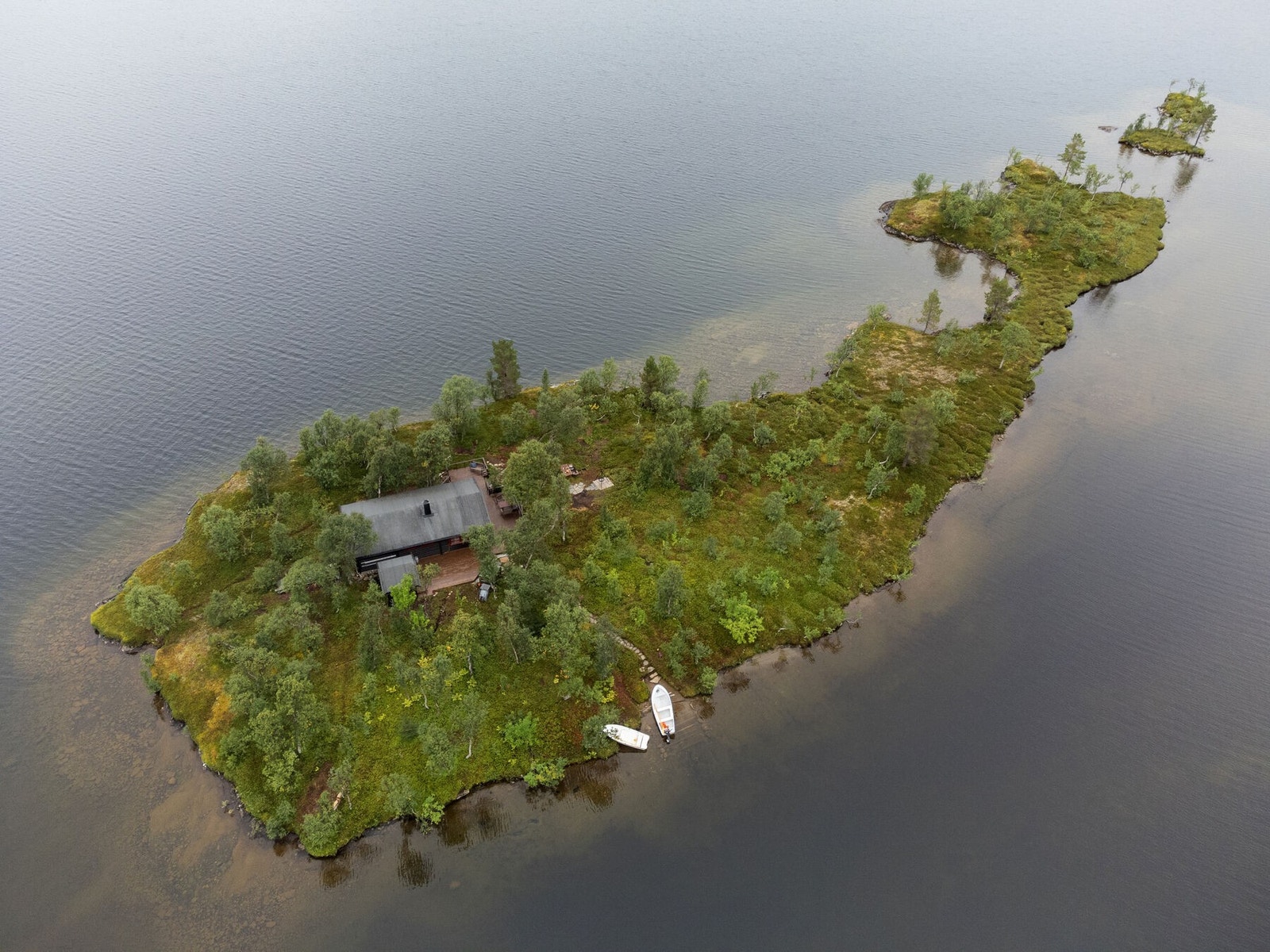 Oversiktsbilde over hele holmen som består av to tomteparseller Galleribilde
