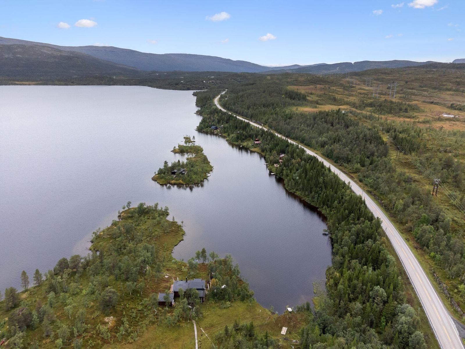 Holmen ligger ikke så langt unna allfarvei, så her er du en kort båttur unna parkeringsplassen Galleribilde