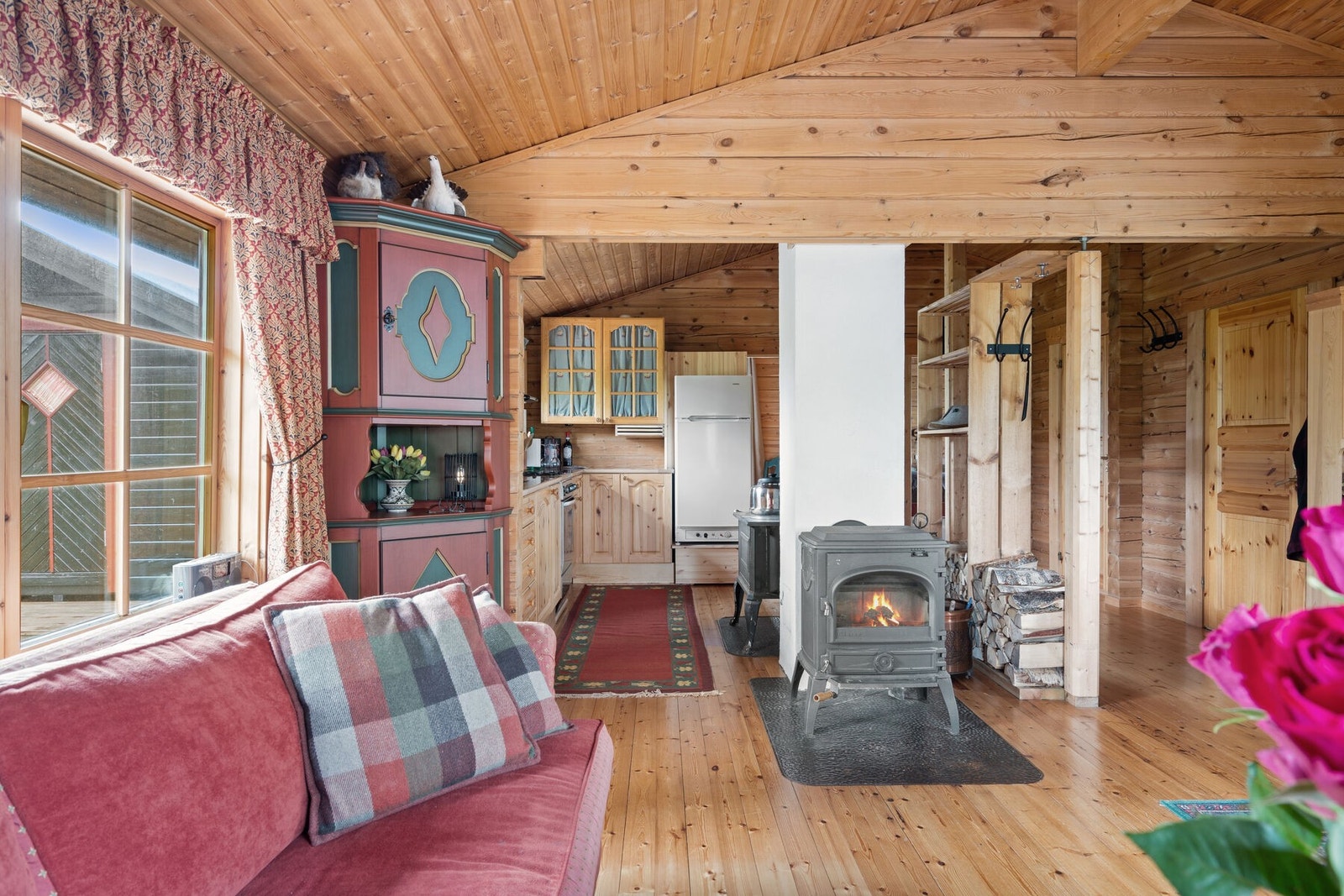 Vedfyring både i stua og på kjøkkenet Galleribilde