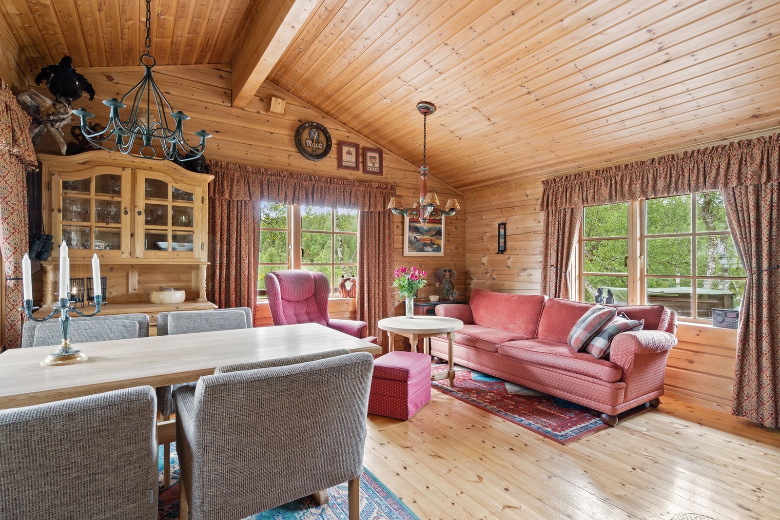 Stuen og spisestuen er innredet med møbler som også følger med salget Galleribilde