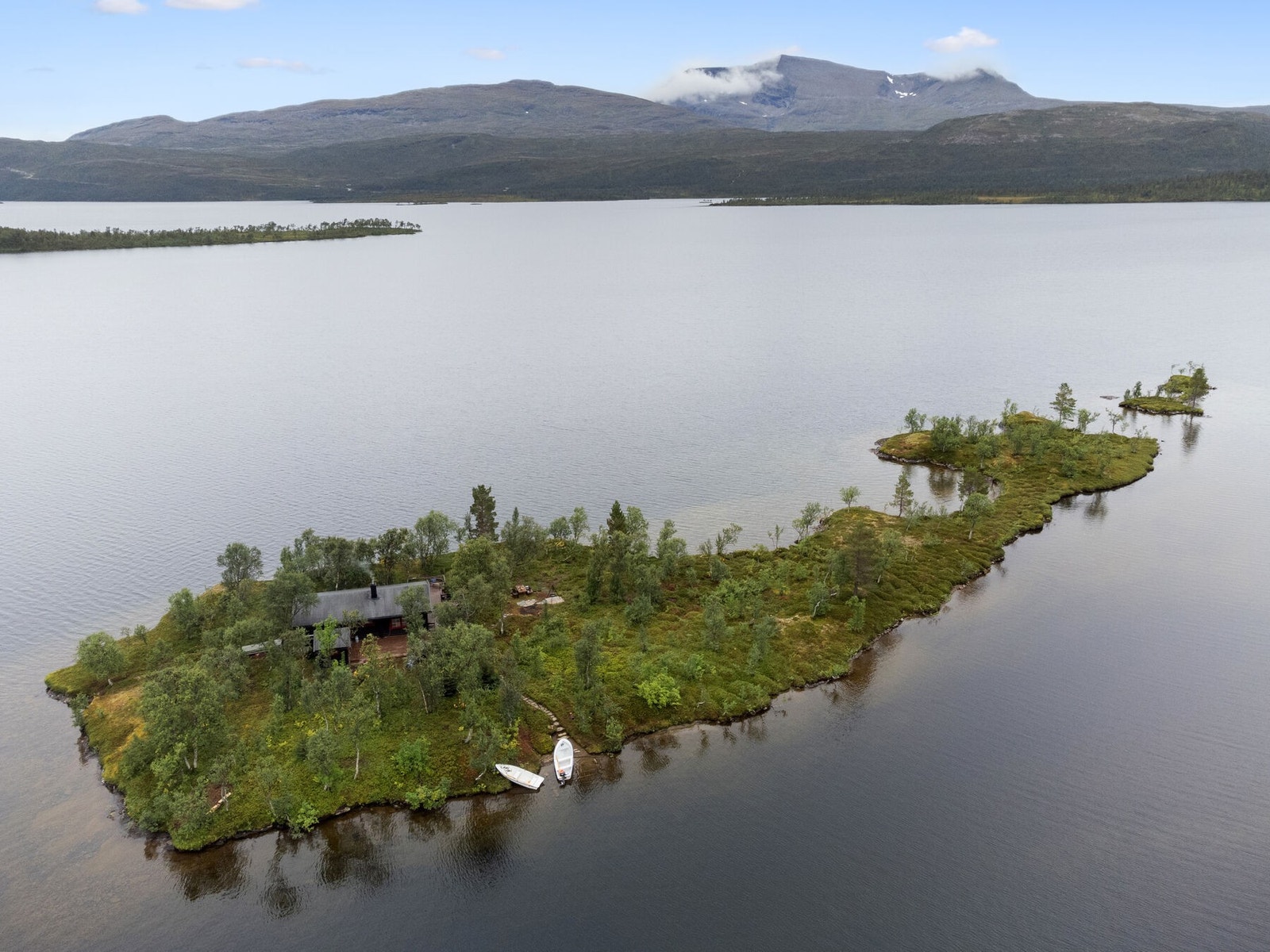 Gambuktholmen på Takvatnet med fjellet Mauken i bakgrunnen. Flotte forhold for fiske av ørret og røye fra egen holme eller på vannet for øvrig Galleribilde