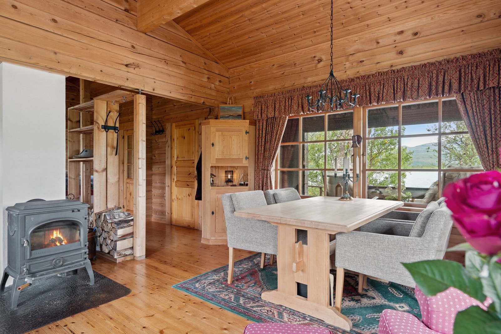 Spisestue med flott utsikt fra spisestuevinduet Galleribilde