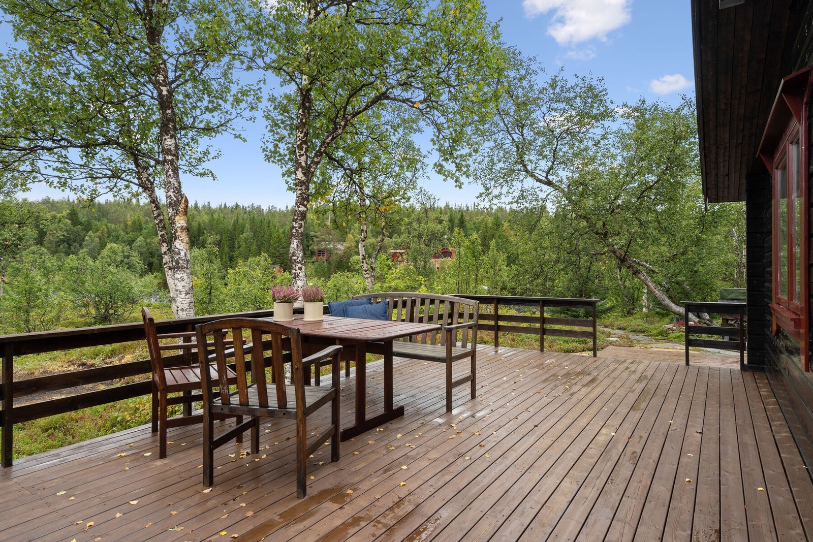 Hytten har markterrasser i 3 himmelretniger for å sikre at hele dagen kan nytes utendørs Galleribilde