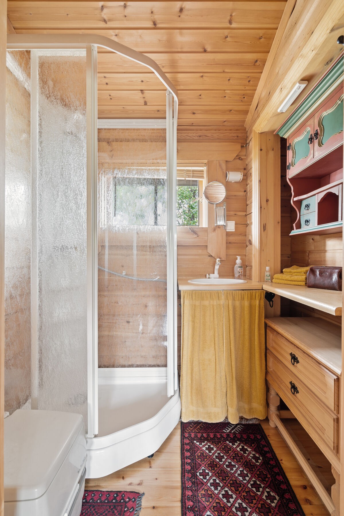 Det er innredet et baderom i deler av arealet som er inntegnet som vindfang i de originale tegningene Galleribilde