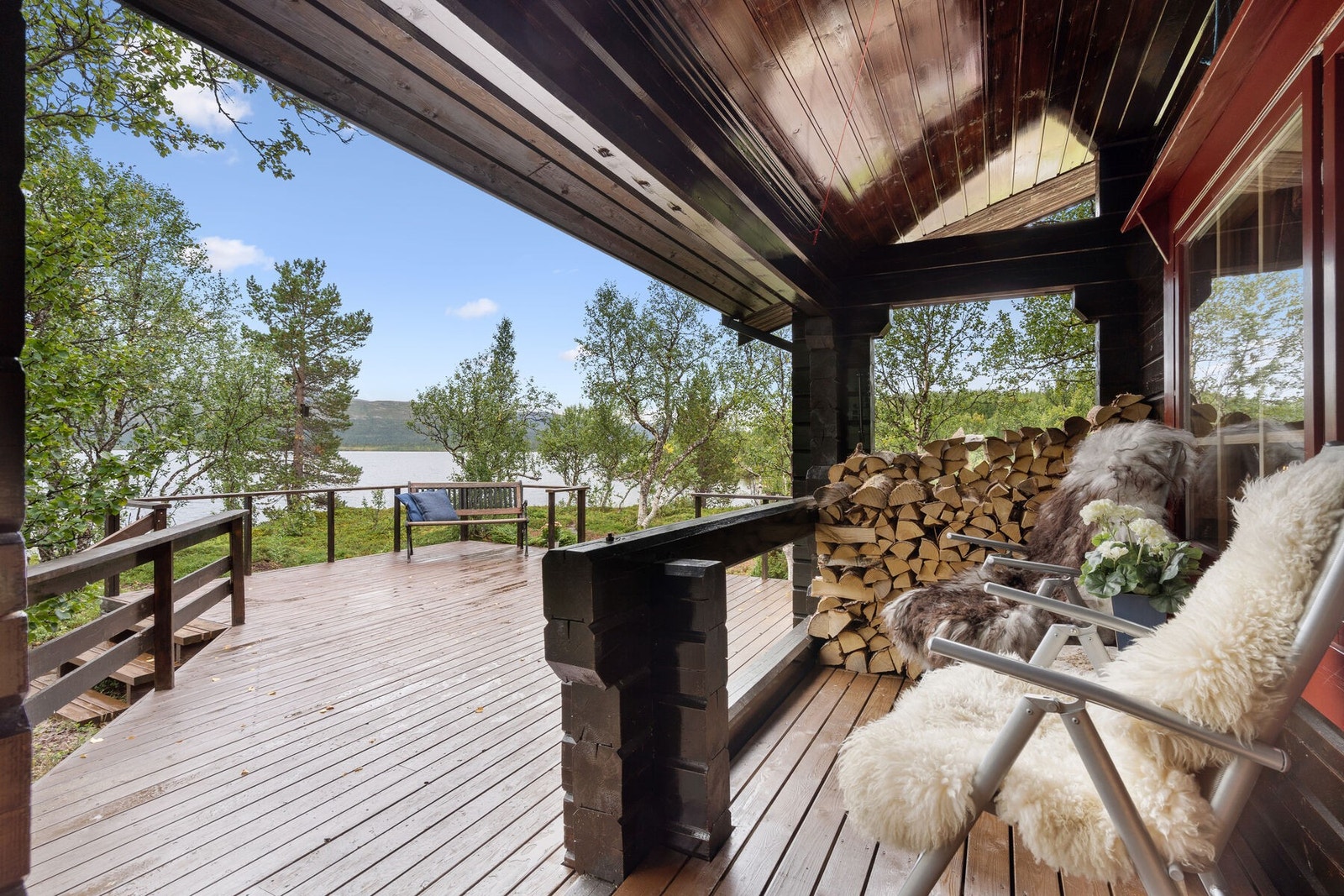 Lun og skjermet veranda utenfor spisestuevinduet Galleribilde