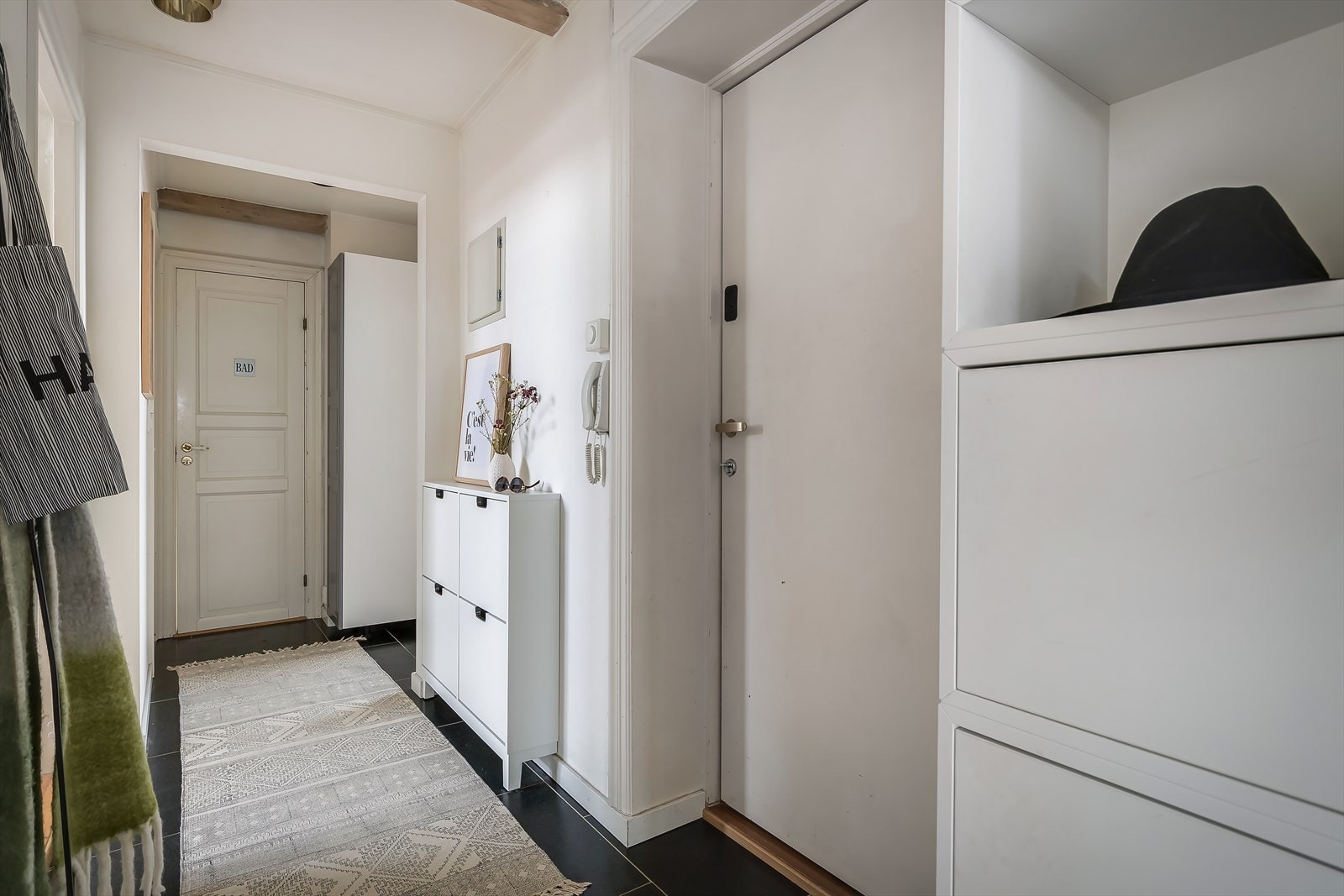 Entréen gir et godt førsteinntrykk med oppheng for yttertøyet og egne skohyller. Galleribilde