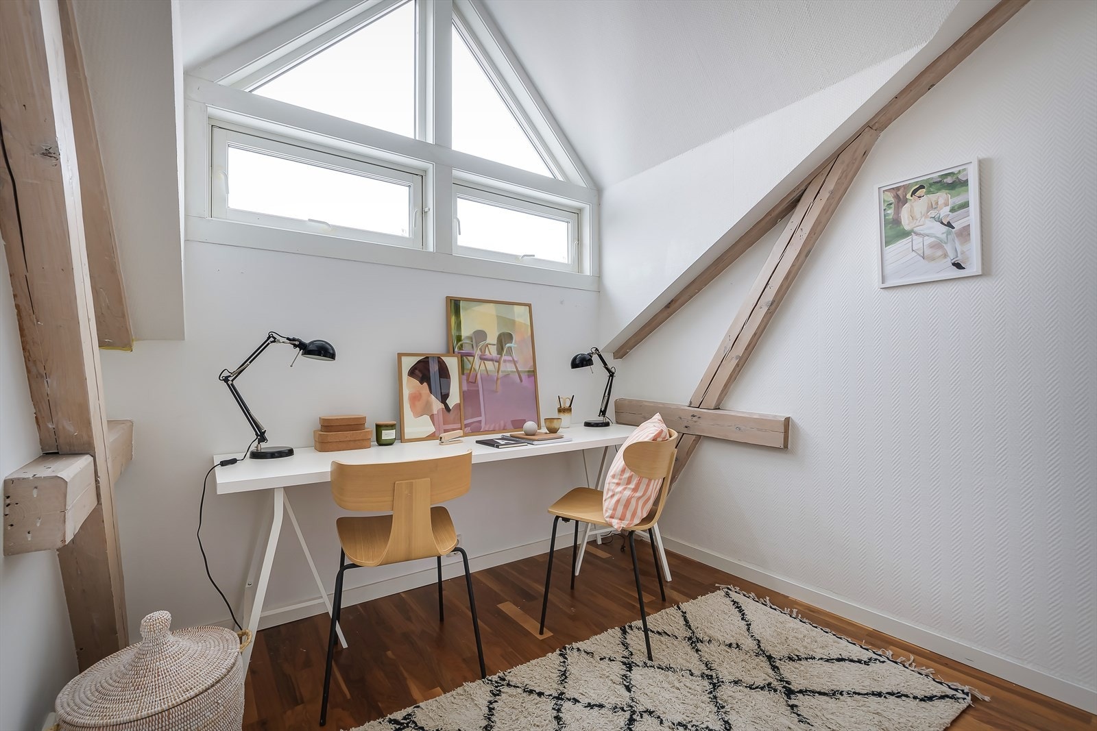 Soverom tre passer perfekt som gjesterom, barnerom eller kontor. I dag er rommet utstyrt med pult - perfekt for dagene på hjemmekontor! Galleribilde