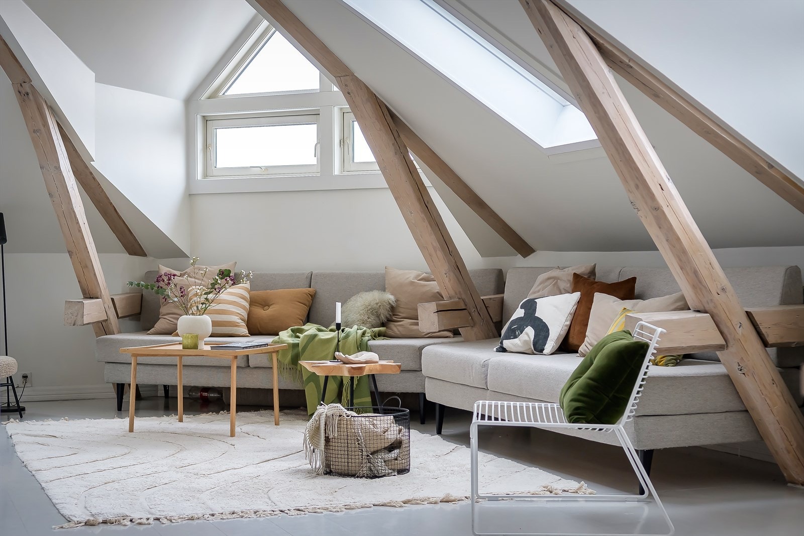 Her har du god plass til større sofa uten at rommet føles trangt. Galleribilde