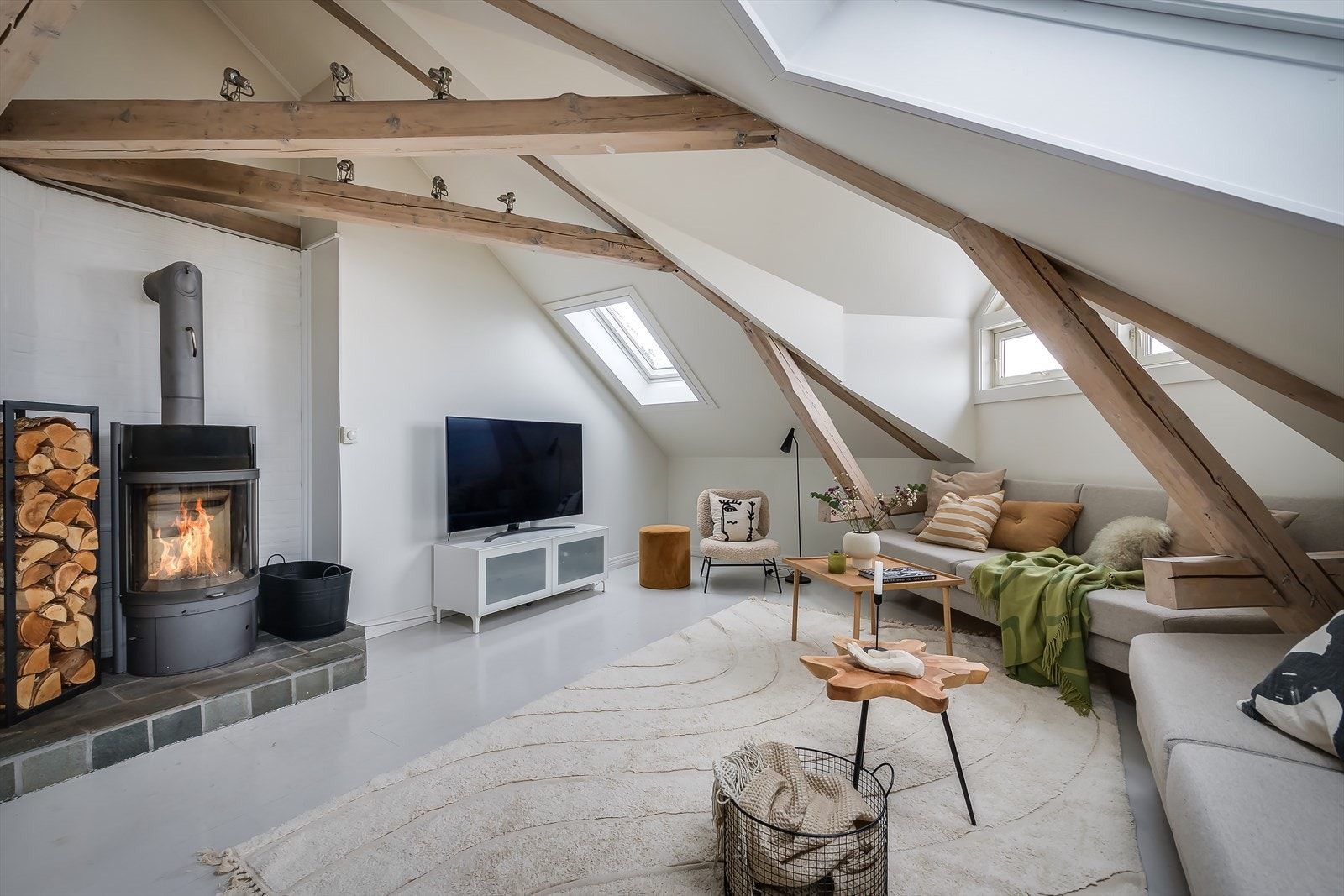 Takhøyden på opptil 3,93 meter i kombinasjon med de mange vindusflatene sørger for et fantastisk lysinnslipp gjennom hele dagen og en herlig romfølelse. Galleribilde