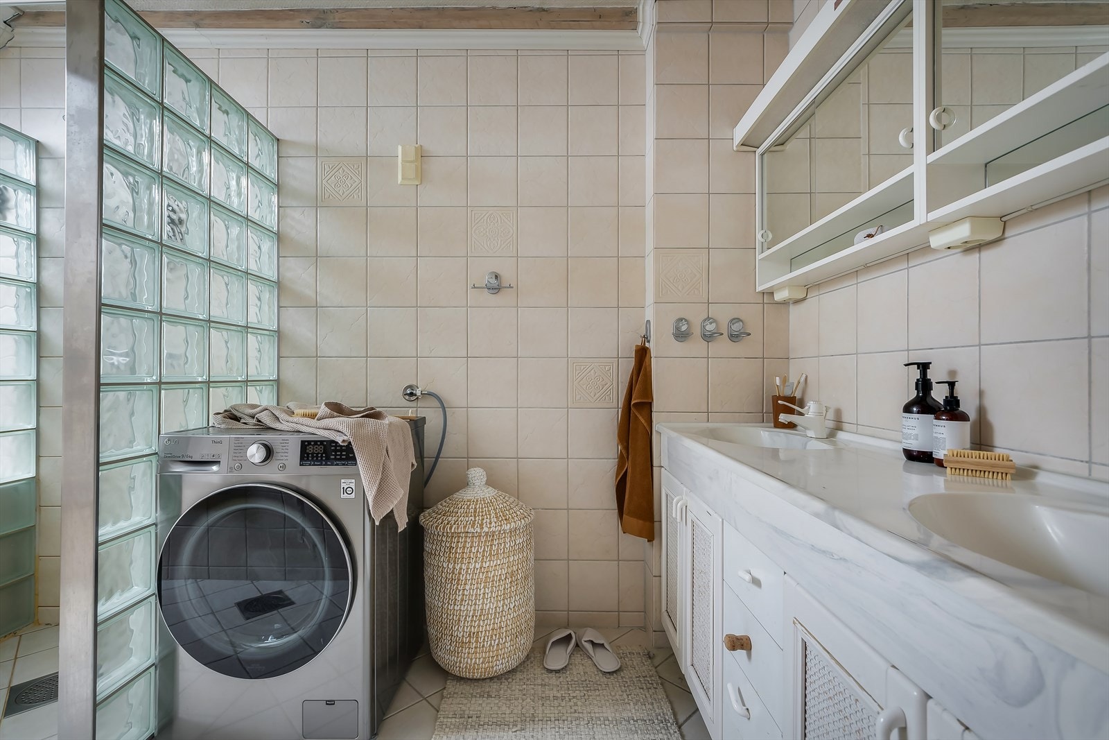 Badet er innredet med hel servantplate med to servanter og underskap, dusj med to vegger av glassbyggersten og boblebadekar. Galleribilde
