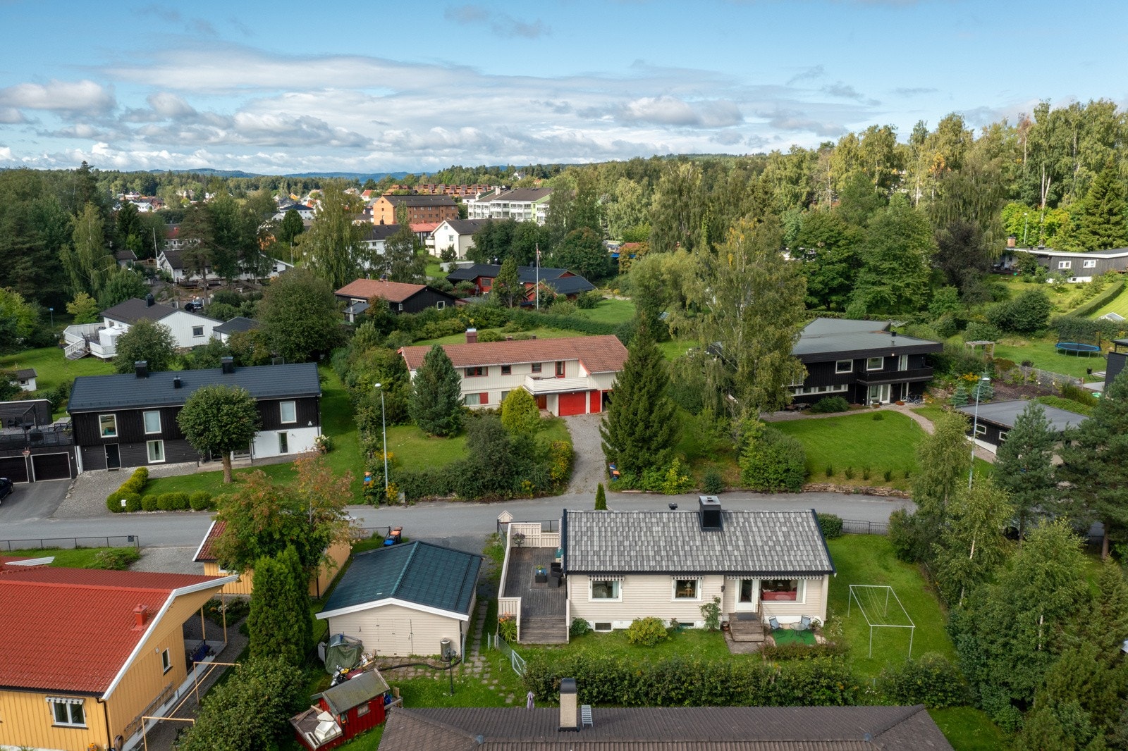 Romslig veranda med adkomst ned i hagen. Galleribilde