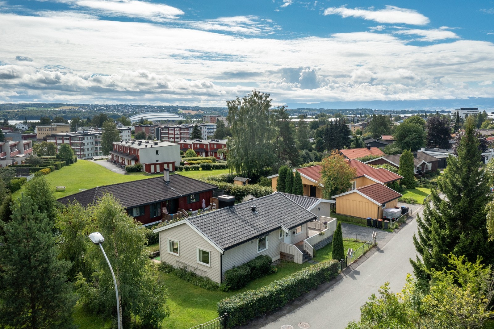 Enebolig i et hyggelig og attraktivt boligområde sentralt i Hamar. Galleribilde