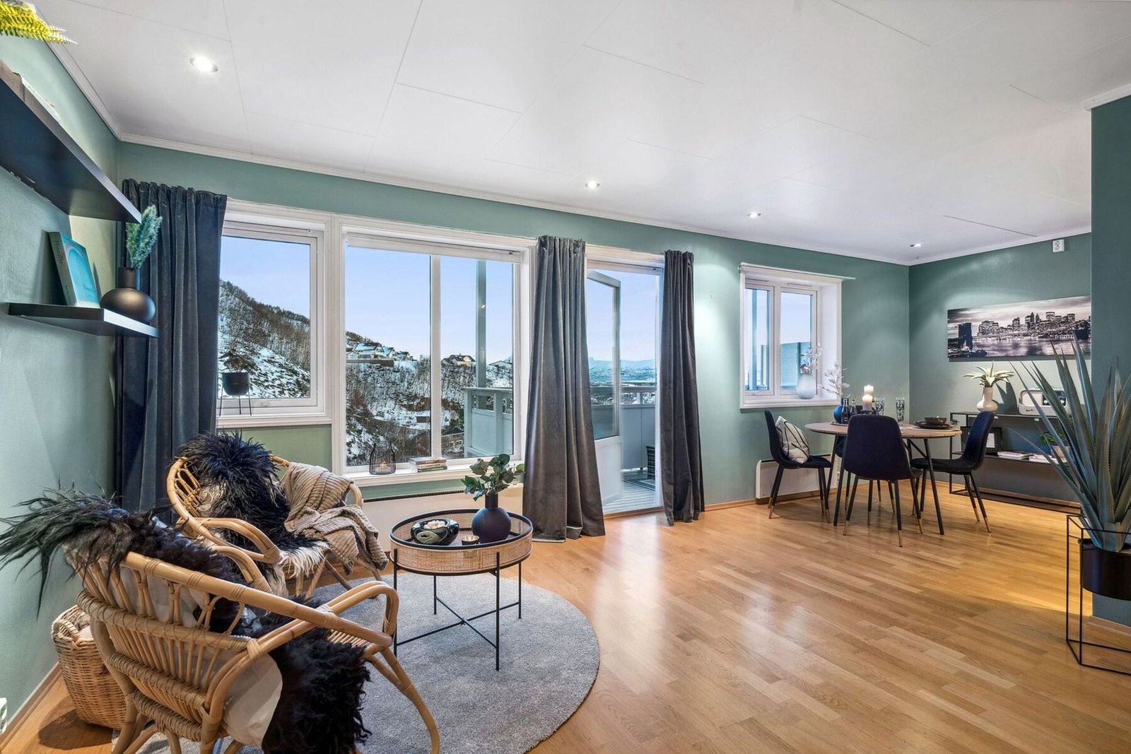 Utgang fra stue til sørvendt balkong på ca. 9 m². Galleribilde