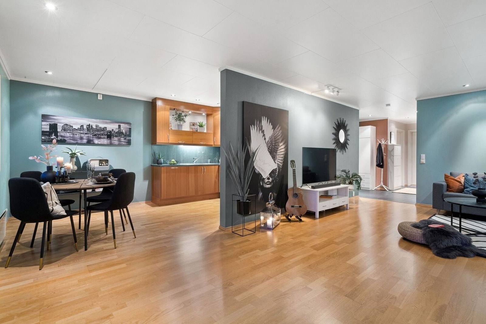 God plass til sitte-og spisegruppe i naturlige soner. Galleribilde
