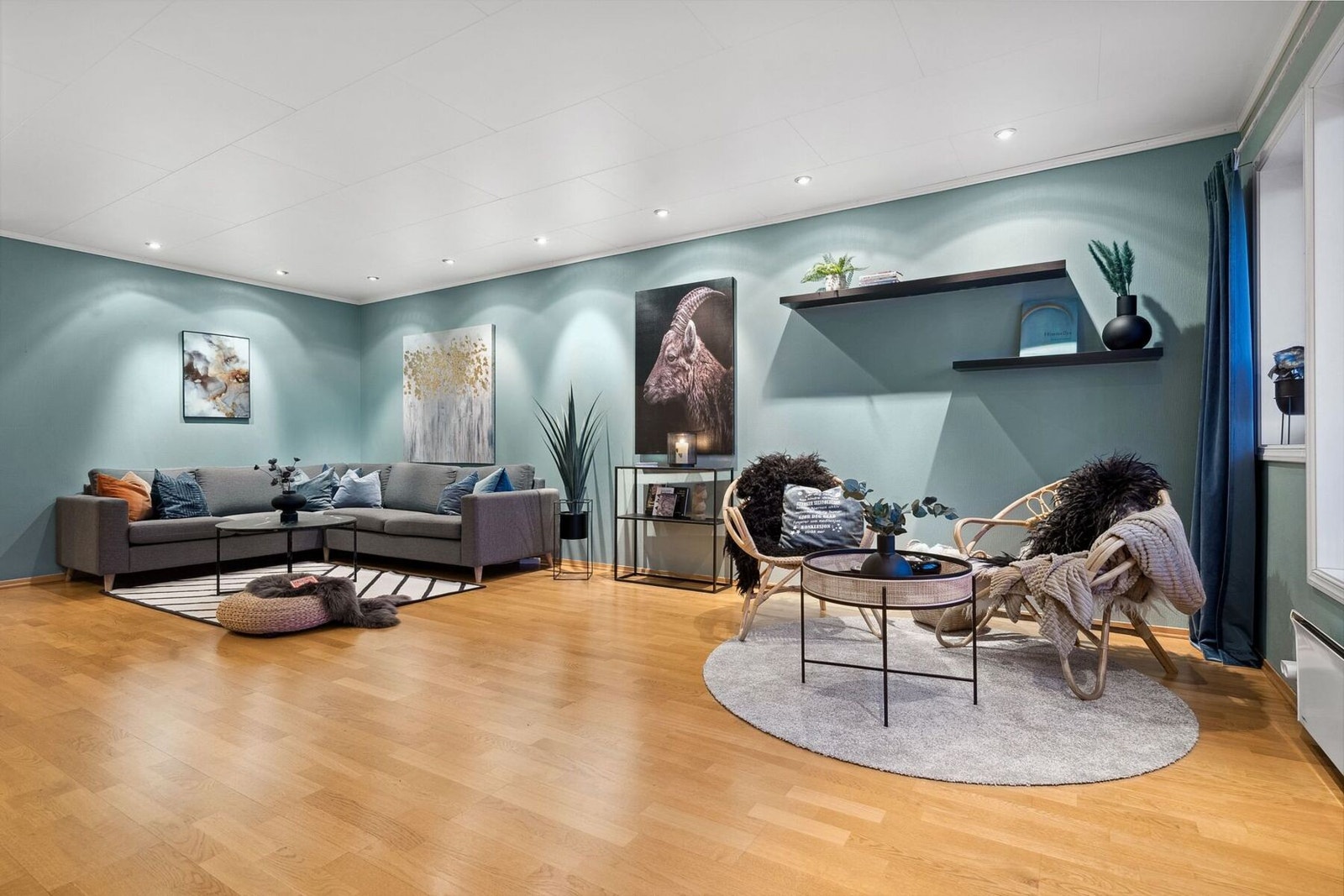 Utstrakt bruk av downlights i himling. Parkettgulv. Galleribilde