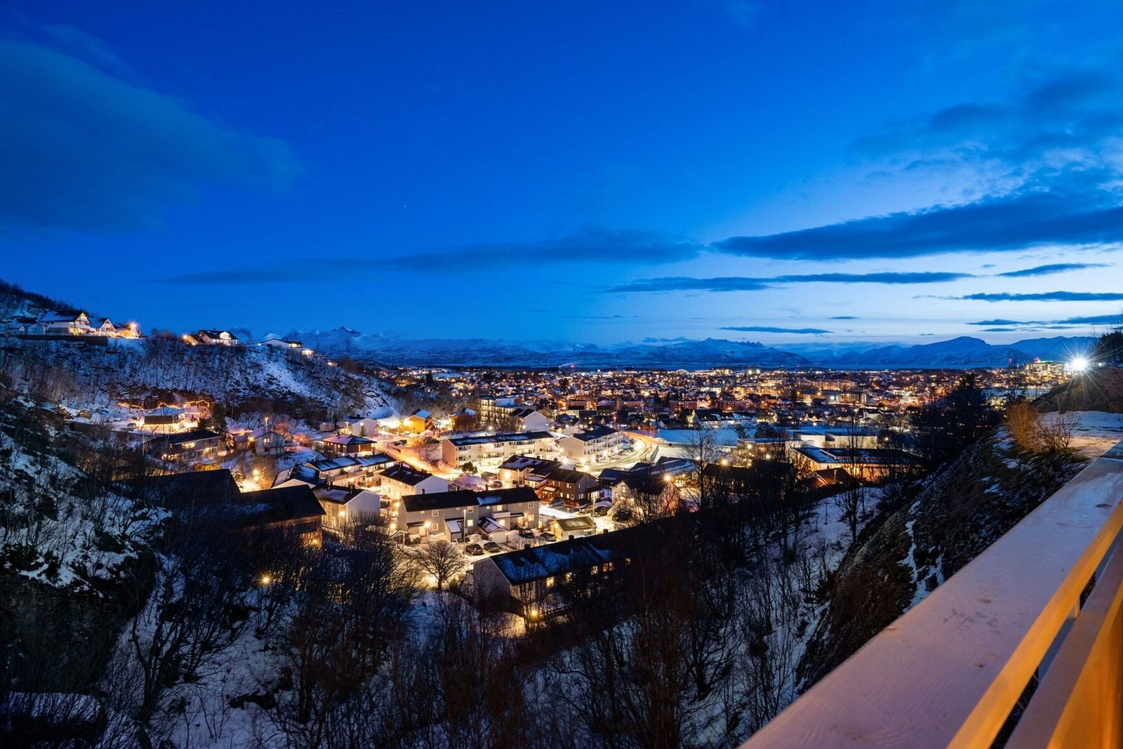 Her nyter man fantastiske utsiktsforhold i retning Børvasstindene! Galleribilde