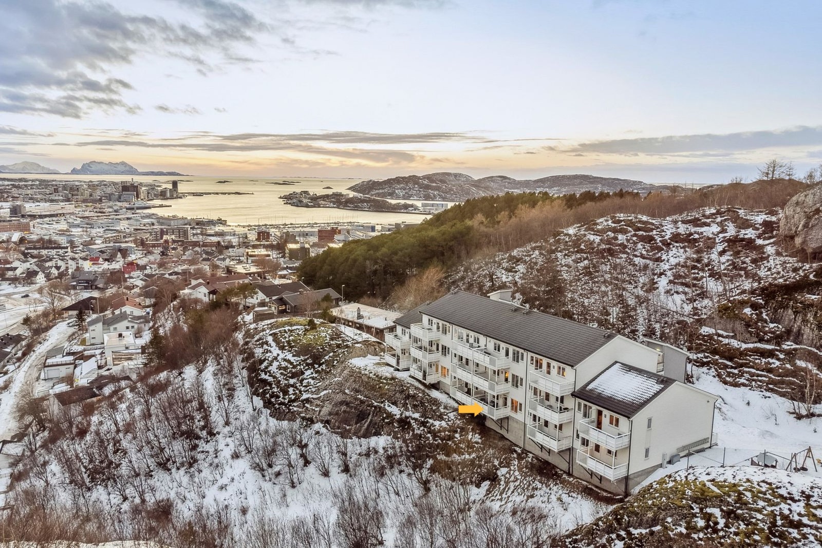 Attraktiv beliggenhet øverst i Rønvika med kort vei til skole, barnehage, dagligvare m.m. Galleribilde