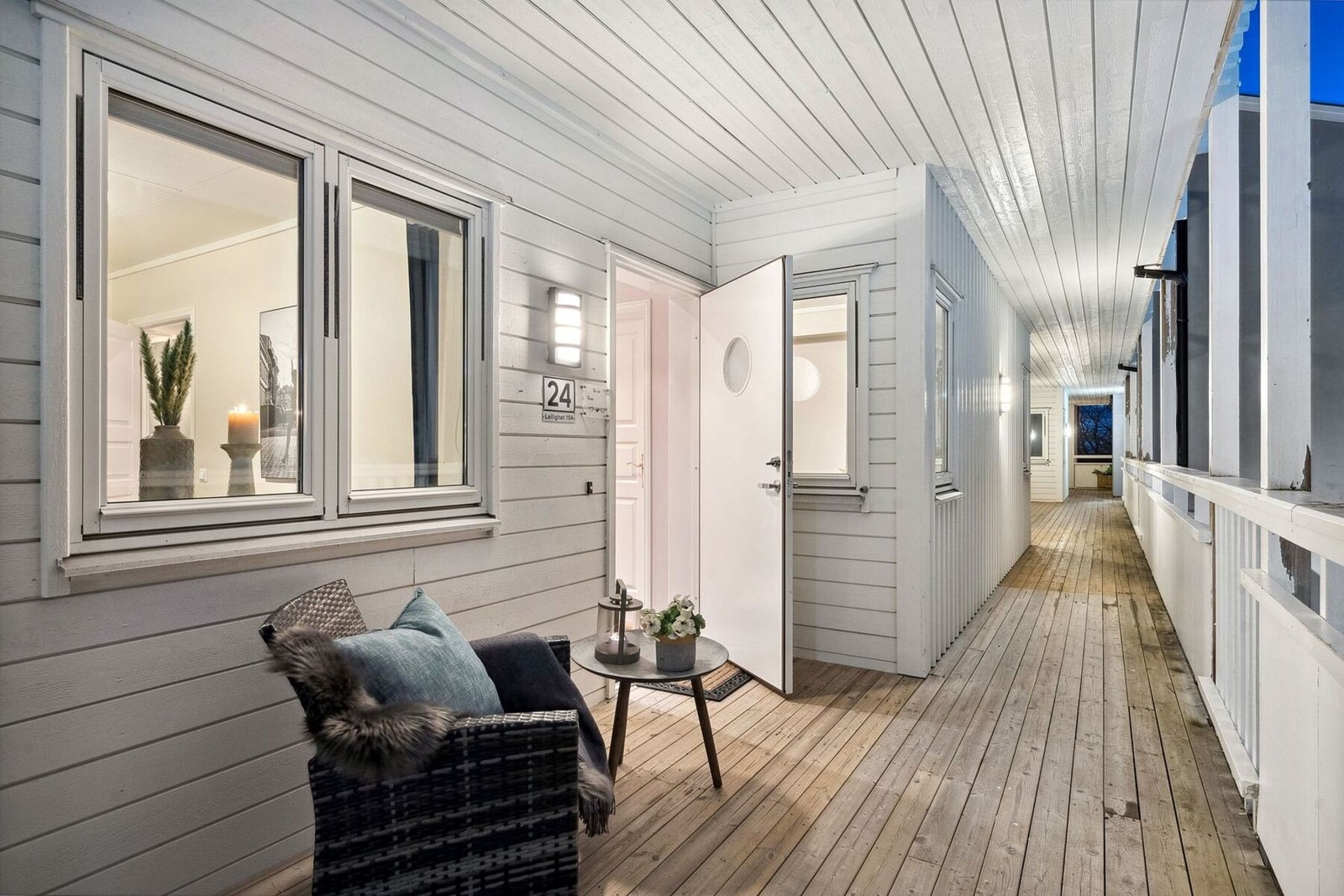 Takoverbygget svalgang og inngangsparti. Adkomst via trapp eller heis. Galleribilde