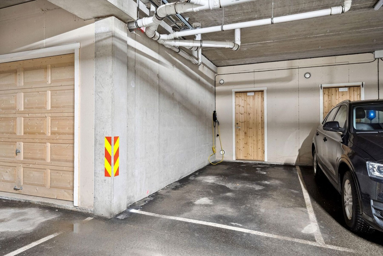 Fast parkeringsplass i garasjeanlegg med el-billader etablert. Sportsbod på ca. 4 m² i bakkant. Galleribilde
