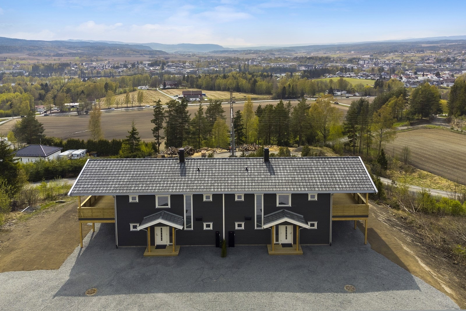 Det blir opparbeidet jord på utomhusareal og det blir sådd for gressplen på de flate områdene rundt boligen. (Bildet er fra tilsvarende prosjekt - Avvik vil forekomme) Galleribilde