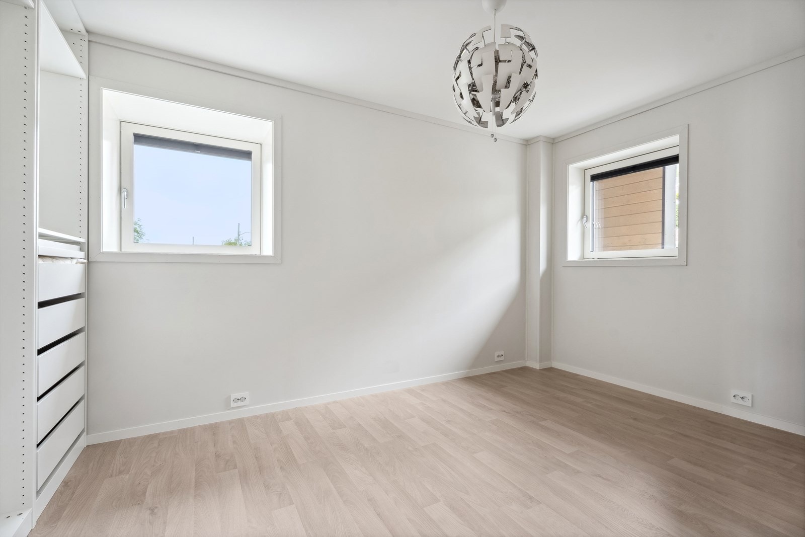 Romsleg soverom med god plass til dobbeltseng og tilhøyrande møblement. Galleribilde