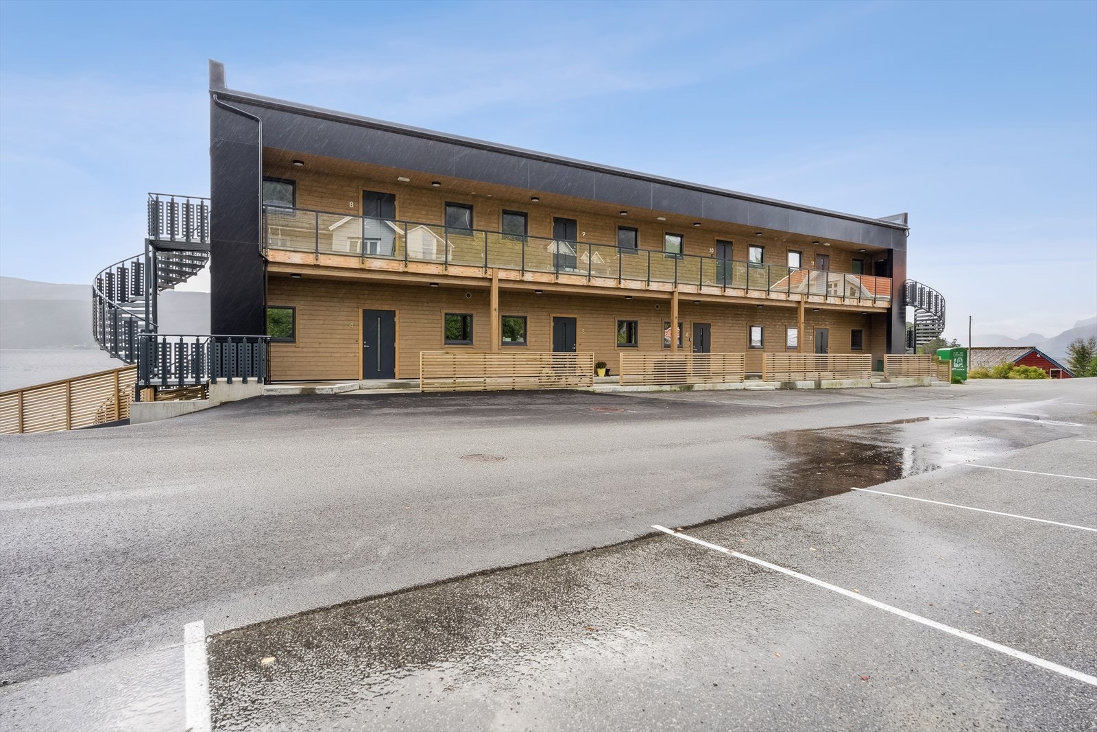 Leilegheita ligg i 2.etasje med enkel tilkomst frå bakkeplan. Galleribilde