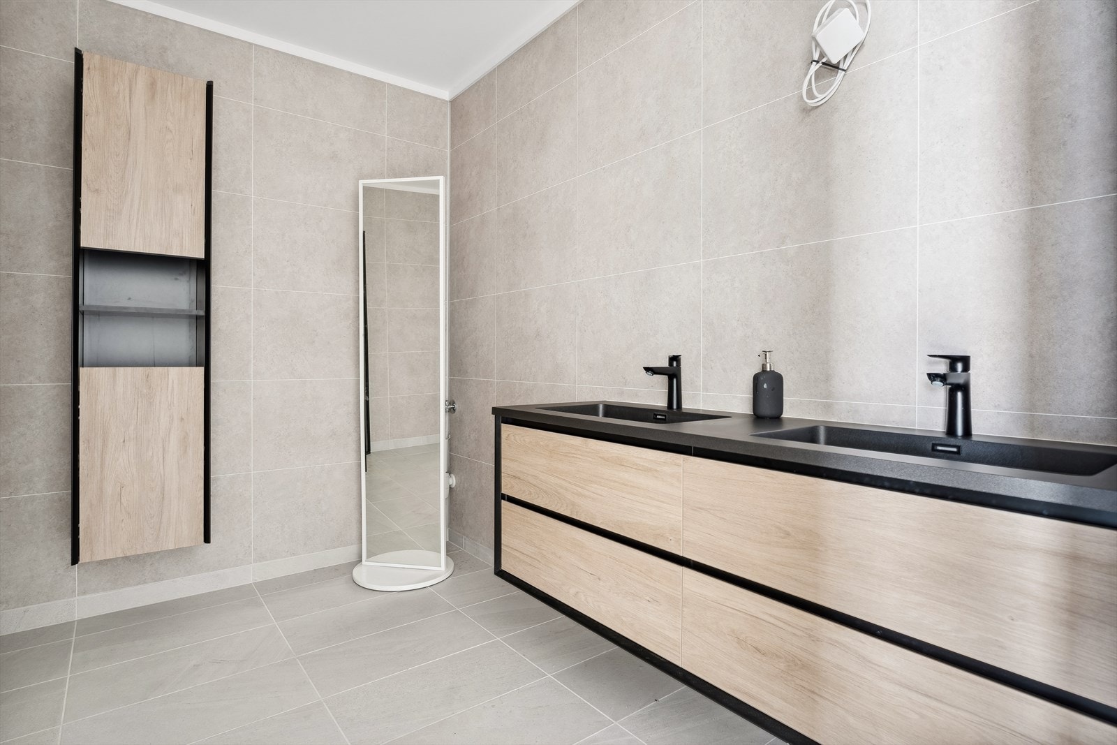 God baderomsinnreiing med mykje lagringsplass. Badet har også varmekablar i golv for ein lun og behageleg start på dagen. Galleribilde