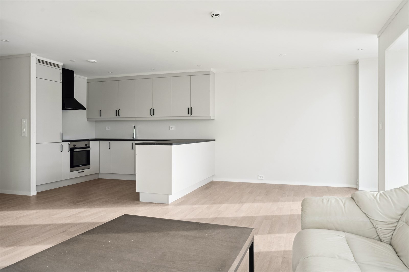 Leilegheita held gjennomført høg kvalitet, i særs tiltalande og moderne stand og har god planløysing som gjev ei opa og sosial atmosfære. Galleribilde