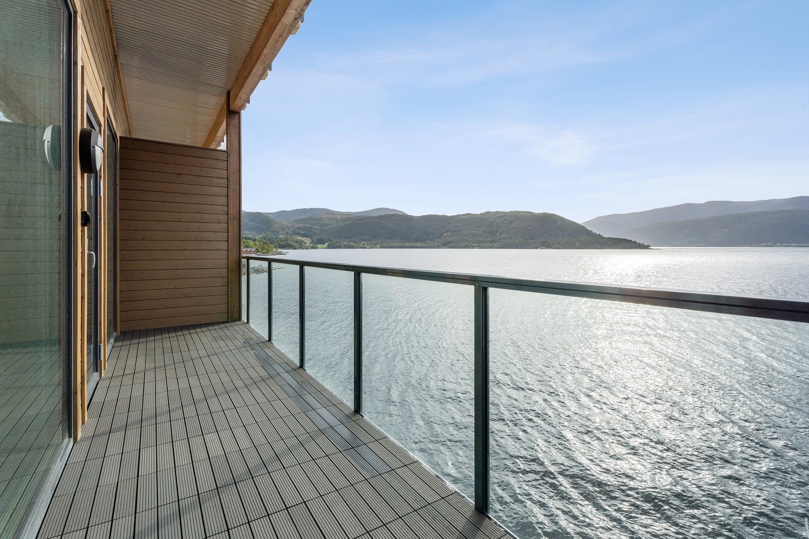 Her sit du lunt og usjenert, og du kan nyte fine sommardagar med panoramautsikt over fjord og fjell. Galleribilde