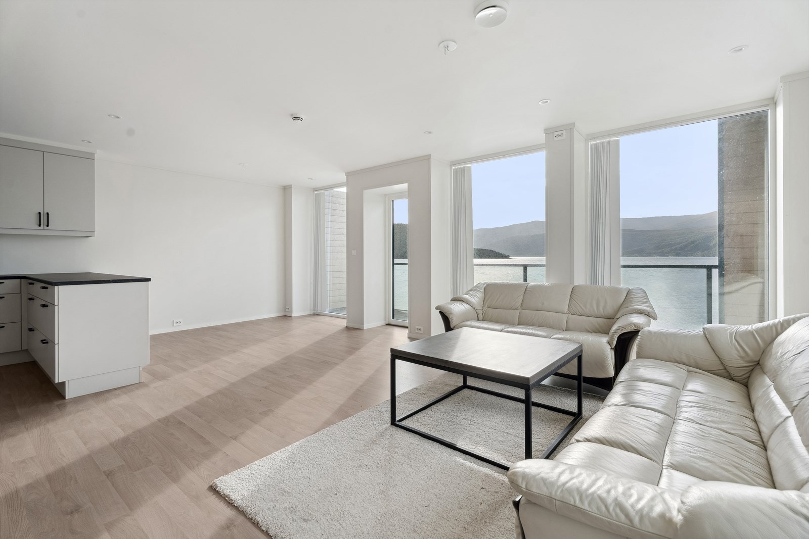 Stova er enkel å møblere i ulike soner. Her er det godt å synke ned i sofaen, slappe av og nyte den vakre utsikta. Galleribilde