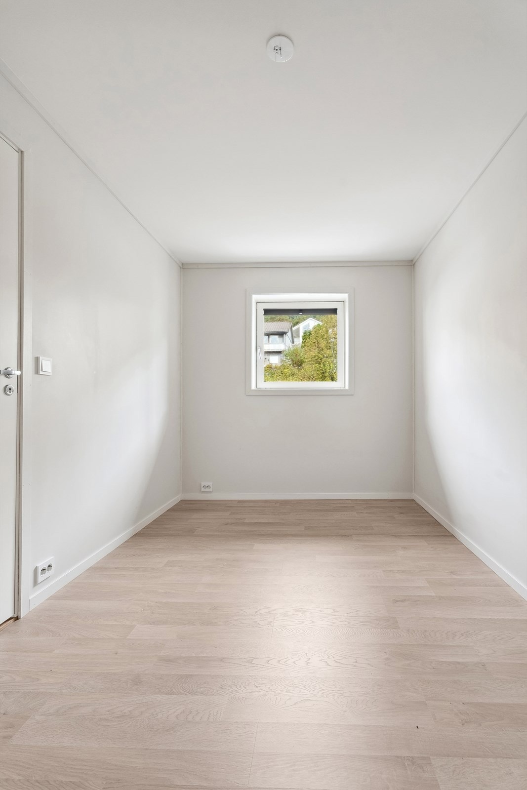 Eit lyst og triveleg barnerom, gjesterom eller kontor. Galleribilde