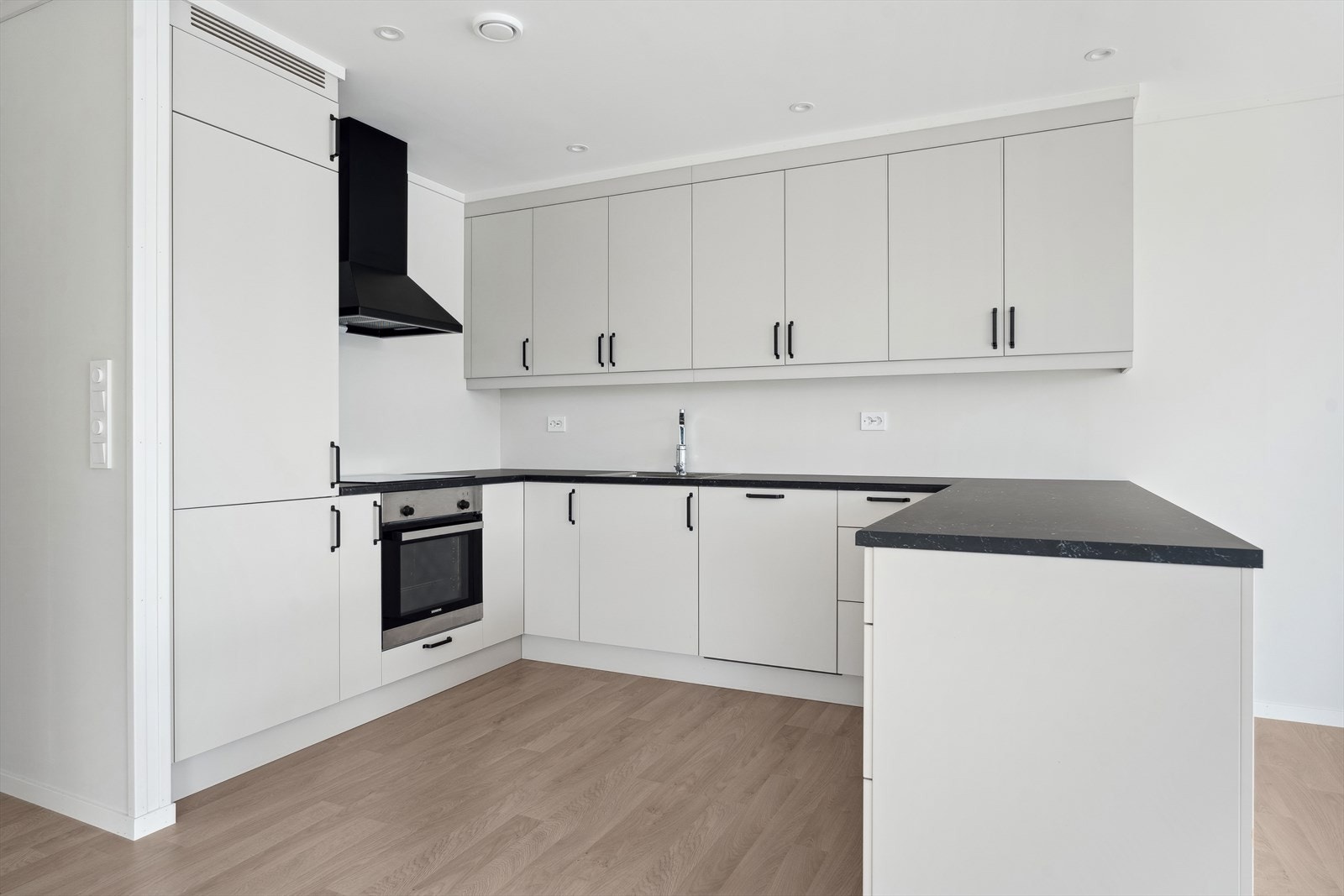 Kjøkkenet er stilreint og tidlaust, med fine kontrastar mellom lyst og mørkt. Galleribilde