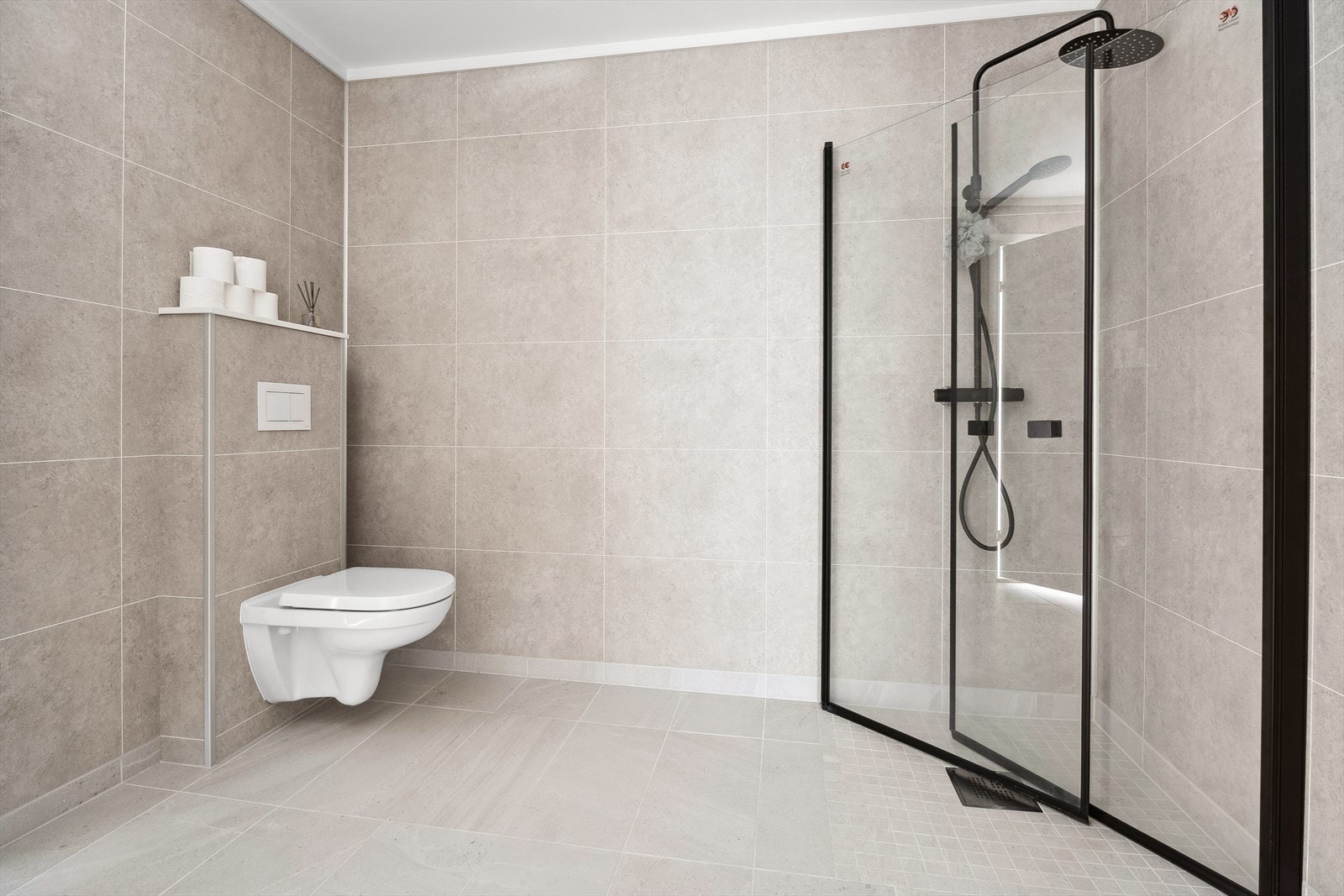 Badet er delikat, utstyrt med innfellbare dusjveggar og vegghengt wc. Galleribilde