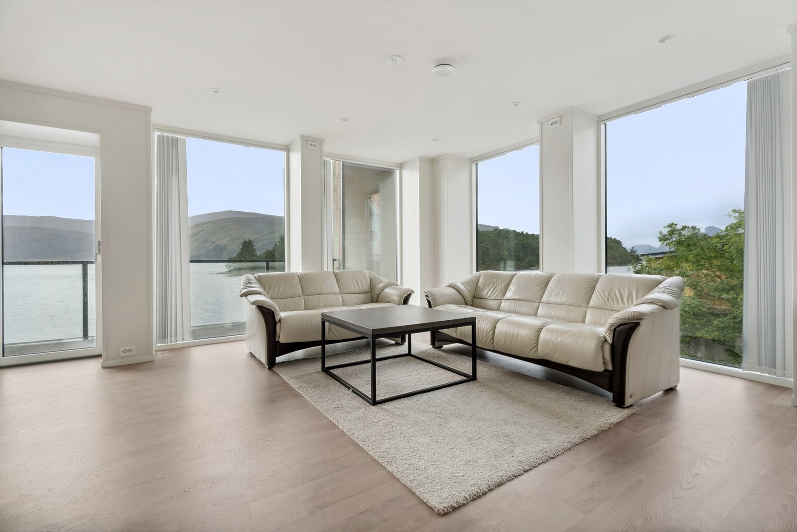 Ei moderne 3-roms leilegheit med fin utsikt og sørvestvendt terrasse med gode solforhold. Galleribilde