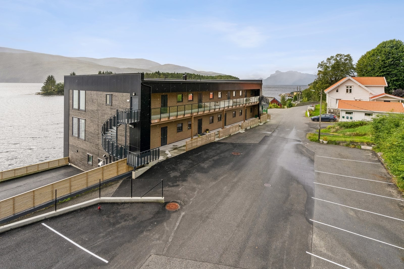 Leilegheita er fint beliggande ved strandkanten, sentralt på Bryggja med alt ein treng innan rekkevidde. Velkomen til visning! Galleribilde