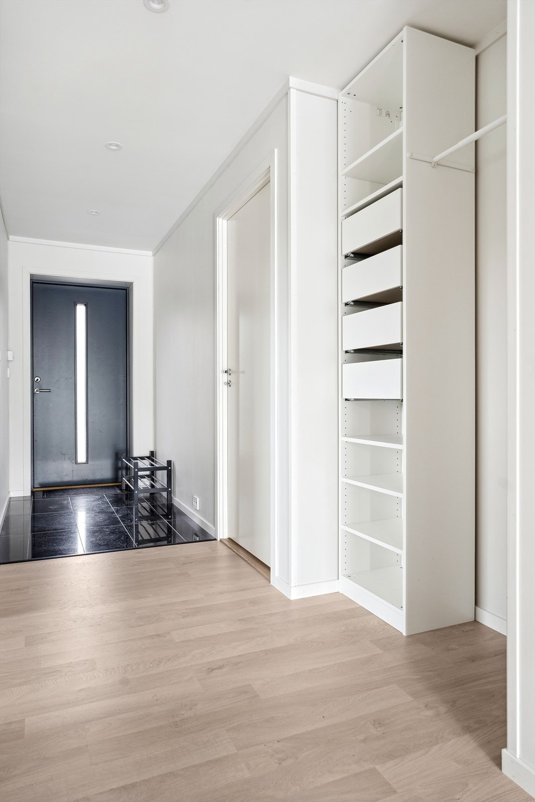 Entrèen er lys og innbydande med flisar på golv, og gjev eit fint fyrsteinntrykk av leilegheita. Galleribilde