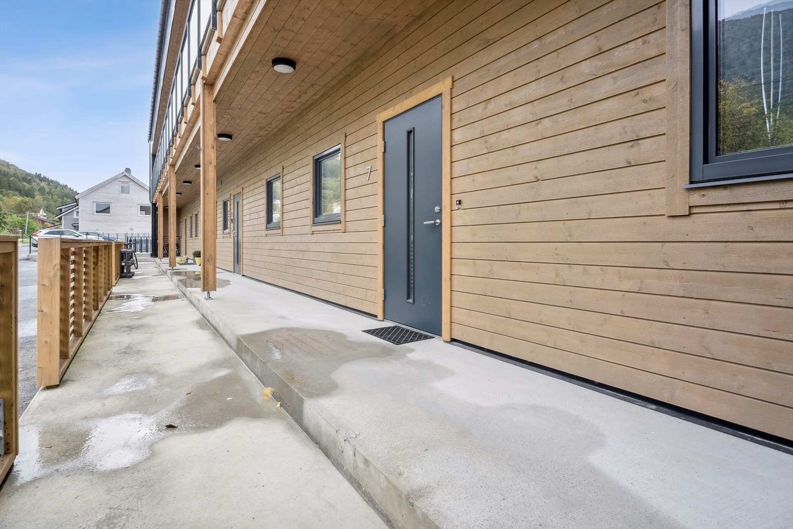 Eit hyggjeleg og overbygd inngangsparti som ynskjer deg velkomen heim. Galleribilde